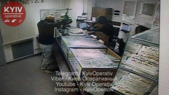 Пограбування ломбарду в Києві: ексклюзивні кадри з місця злочину 04