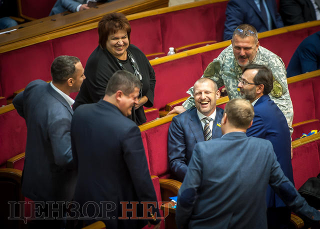 Практиканти-урологи із Самопомочі, радикал Попов планує перебрати пляшки і футболки і проблеми з організаторами в Мірошниченка, - робота ВР 8 листопада 01