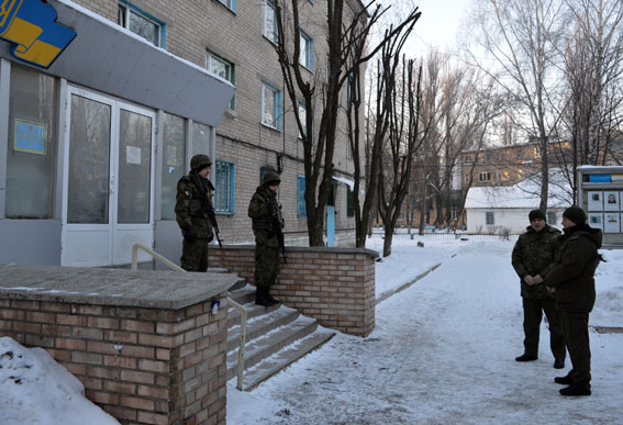 Для надання допомоги людям у Авдіївку направлено зведений загін поліції 04