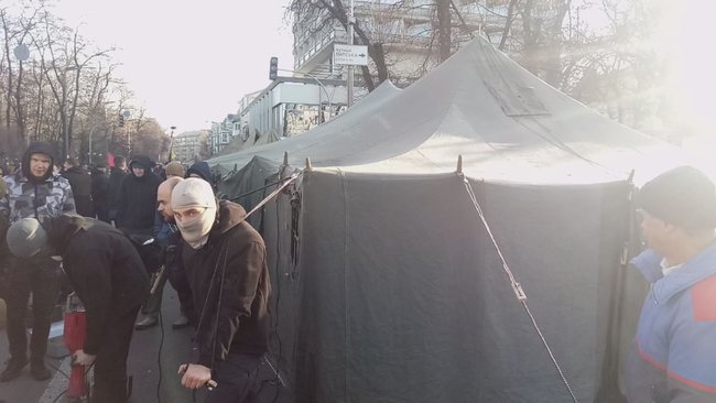 Митингующие против рынка земли установили под Радой палатки 29