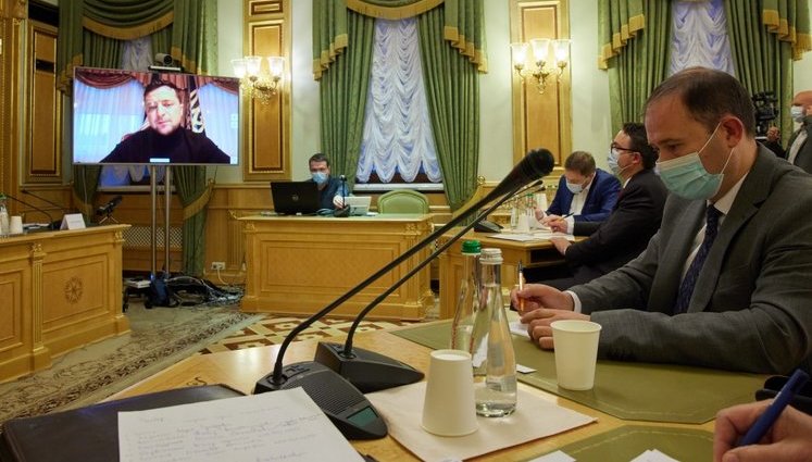 Офис Президента спросил у волонтеров, как бороться с коронавирусом и объявил об увольнении Степанова