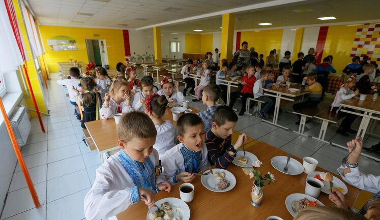 Наступного року всі школярі харчуватимуться безкоштовно. Зеленський дав доручення Кабміну