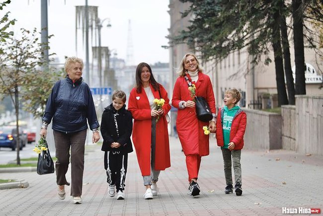 Сотні жінок вийшли на вулиці Мінська з квітами 05