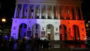 Консерваторию в Киеве подсветили цветами флага Франции. ФОТОрепортаж