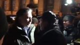 Саакашвілі заявив, що йому не давали ставити сцену на Хрещатику. Поліція звинувачує його і прихильників в образах і провокуванні. ВIДЕО