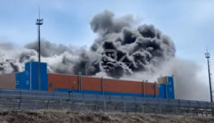 На Сахалінській ГРЕС-2 спалахнула масштабна пожежа, вогонь перекинувся на покрівлю. ВIДЕО