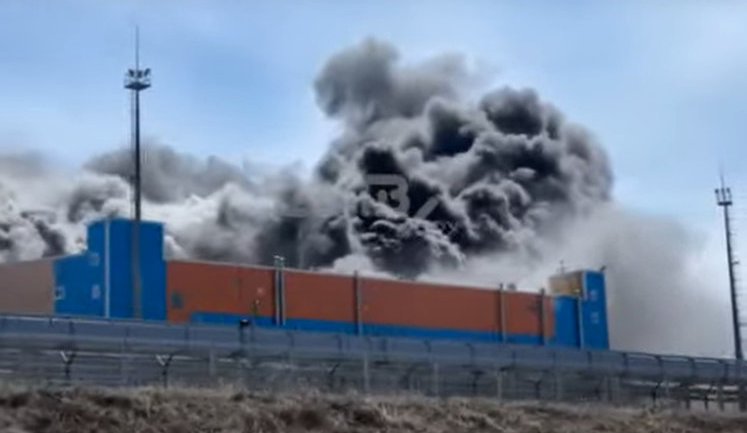 На Сахалінській ГРЕС-2 спалахнула масштабна пожежа, вогонь перекинувся на покрівлю. ВIДЕО