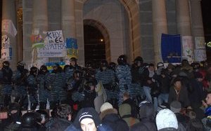 "Шафки і ключик для щитів": Репортаж із судового засідання у справі про розгін Майдану 30 листопада