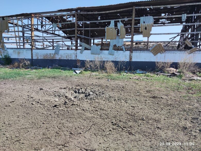 Рашисти вдарили по Хрещенівці на Херсонщині: Пошкоджено будівлю фермерського господарства 01