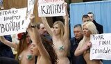 Янукович голосовал во время стриптиза! Полуголые девушки Femen прорвались на участок. ФОТОрепортаж.
