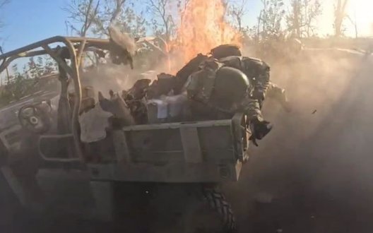 Снайперське влучання: ударний дрон літакового типу Hornet поцілив у баггі із окупантами. ВIДЕО