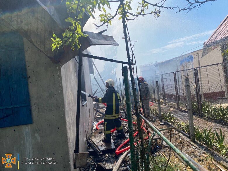 Рятувальники ліквідовують наслідки ракетного удару по Одещині 03