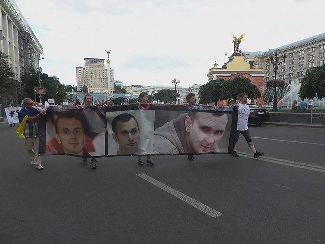 Участники акции Free Sentsov пикетировали посольства Франции и Германии с требованием к Меркель и Макрону лично подключиться к освобождению украинца 03