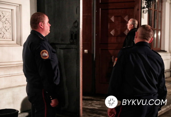 Никаких масок и соцдистанции: прихожане Киево-Печерской Лавры проигнорировали карантинные ограничения на пасхальном богослужении, - СМИ 01