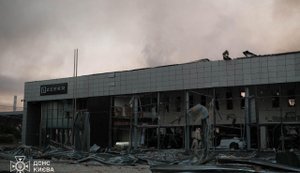 Масована атака на Київ: вщент зруйновано салон китайських електрокарів Zeekr. ВІДЕО+ФОТО