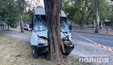 У Миколаєві маршрутка врізалася в дерево, 9 осіб госпіталізовано, - Нацполіція. ФОТО