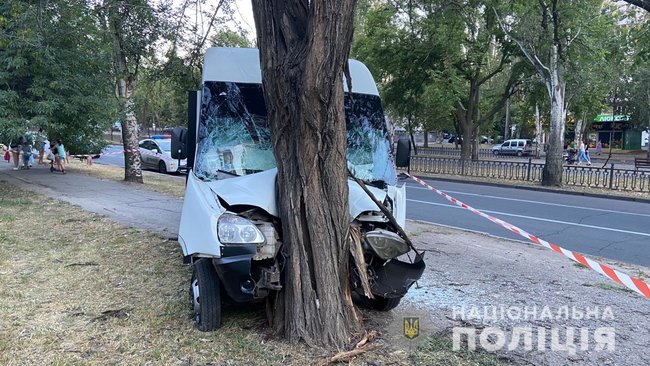 У Миколаєві маршрутка врізалася в дерево, 9 осіб госпіталізовано, - Нацполіція 02