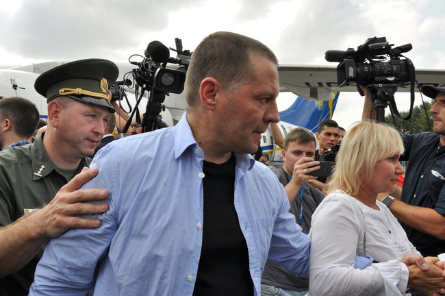 Звільнені українці прилетіли до Києва 34