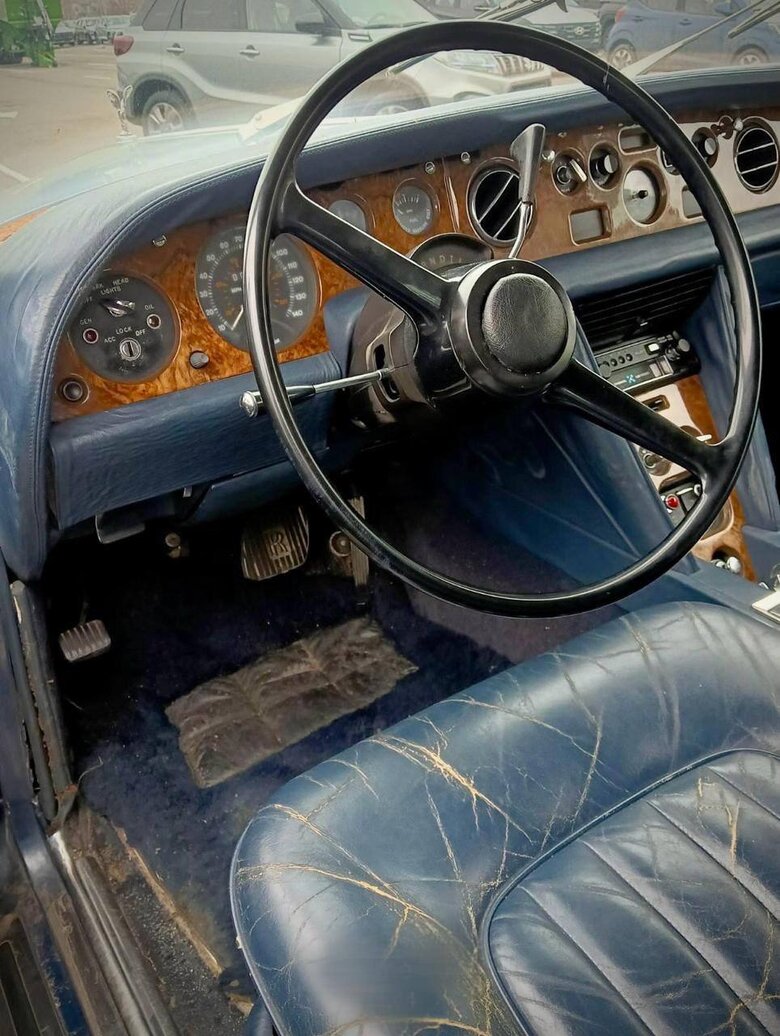 В Україну намагалися незаконно ввезти елітний Rolls Royce 1976 року випуску