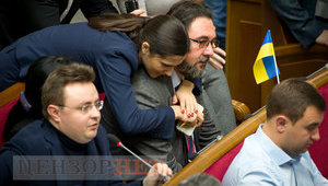 Янченко, яка обіймає Потураєва, "слуга народу" Салійчук просить помічника складати "базу обіцянок", Галайчуку радять скасувати корпоратив, - день роботи ВР 18 грудня. ФОТОрепортаж