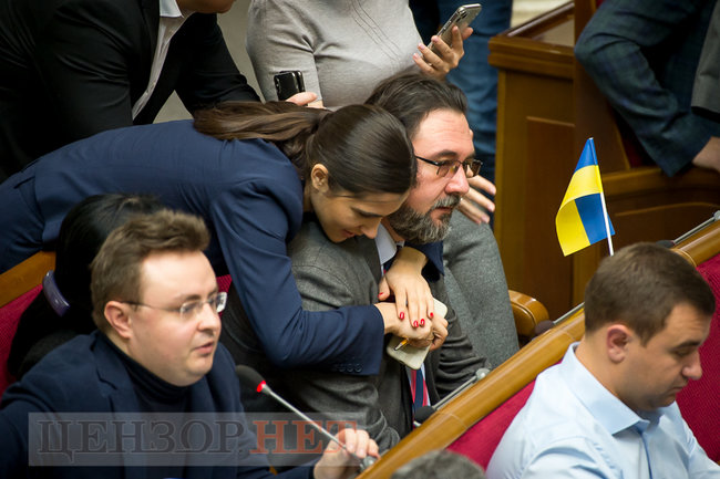 Обнимающая Потураева Янченко, слуга народа Салийчук просит помощника составлять базу обещаний, Галайчуку советуют отменить корпоратив, - день работы ВР 18 декабря 15