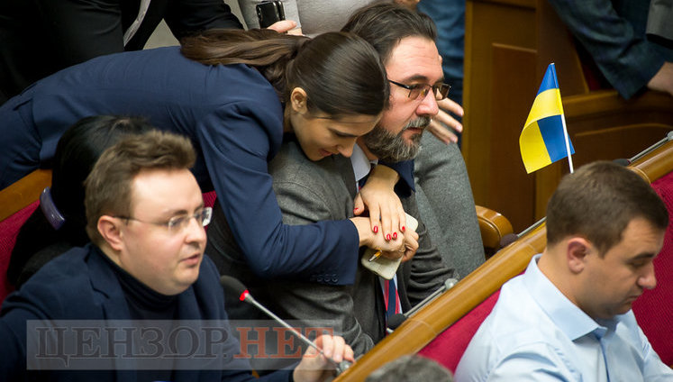 Янченко, яка обіймає Потураєва, "слуга народу" Салійчук просить помічника складати "базу обіцянок", Галайчуку радять скасувати корпоратив, - день роботи ВР 18 грудня. ФОТОрепортаж