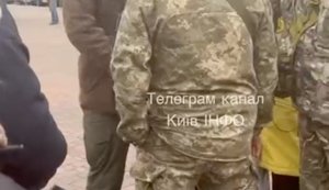 У Києві військові ТЦК та поліціянти намагалися затримати чоловіка й начепили йому кайданки, натовп його відбивав. ВIДЕО