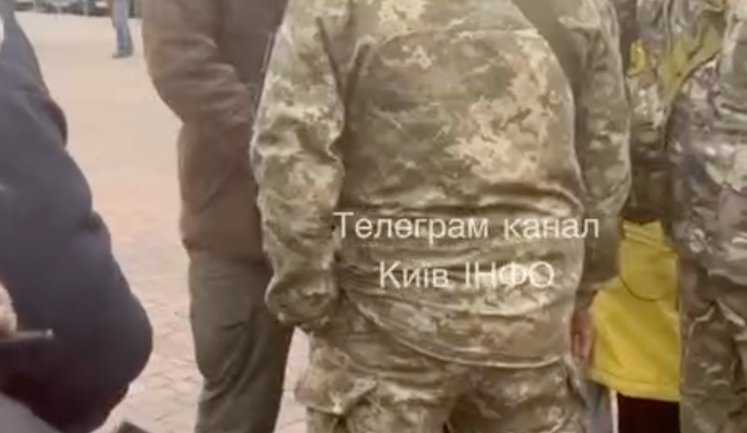 У Києві військові ТЦК та поліціянти намагалися затримати чоловіка й начепили йому кайданки, натовп його відбивав. ВIДЕО