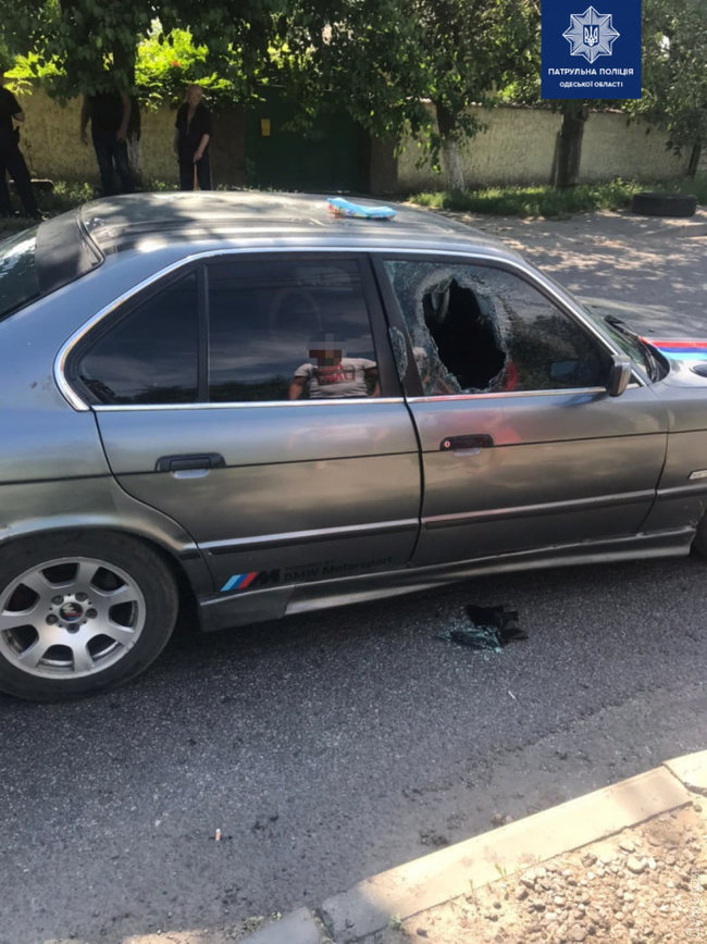 Пьяный одесский водитель провез полицейского сотню метров на капоте BMW 02