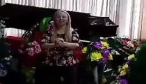 "У нас две новости - я и Трамп", - иркутского депутата исключили из "Единой России" за занятия фитнесом в магазине ритуальных услуг. ВИДЕО