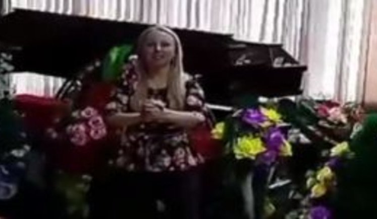 "У нас две новости - я и Трамп", - иркутского депутата исключили из "Единой России" за занятия фитнесом в магазине ритуальных услуг. ВИДЕО