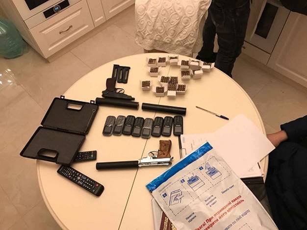 Поліцейські в Києві вилучили у росіянина два пістолети з глушниками 01