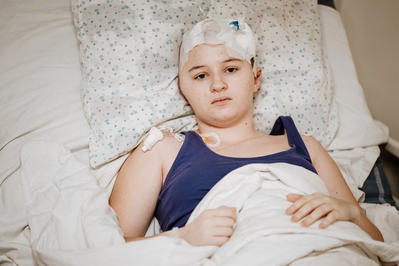Врачи Охматдета извлекли обломок российского снаряда из головы 13-летней девочки 02