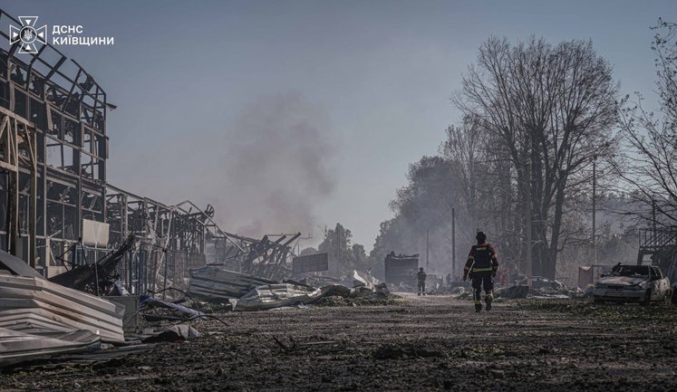 Рух Житомирською трасою після вибуху складу з боєприпасами у селі Мила відновлено, - ДСНС. ФОТОрепортаж