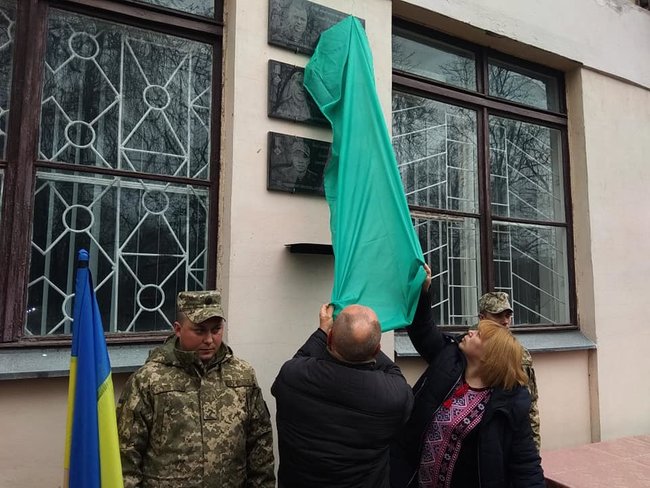 Мемориальные доски погибшим в зоне АТО воинам Сергею Ткачуку, Виктору Войцеховскому и Олегу Бурцу открыли на фасаде школы в Пятихатках на Днепропетровщине 13