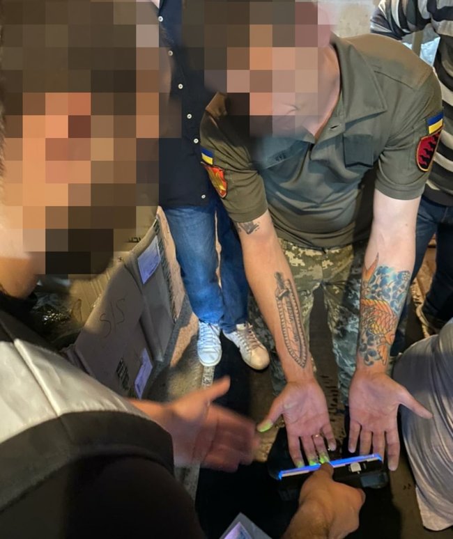 Двое военнослужащих 55-й ОАБр крали со склада и продавали военное имущество, - прокуратура 02