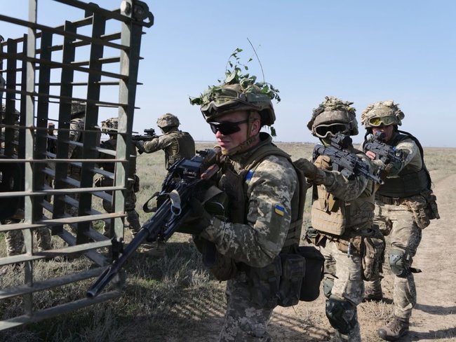 Десантно-штурмовые войска учились на юге Украины удерживать противника, высадившегося на морское побережье, до прихода основных сил 03