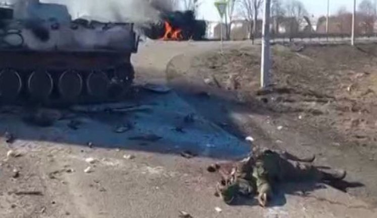 Armored vehicles of the Russian army and the bodies of killed Russian soldiers near Kharkiv were shot down. VIDEO