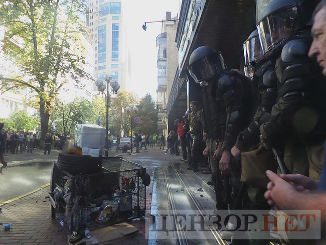 Під час мітингу під ГПУ проти екстрадиції в РФ Тумгоєва сталися сутички: мітингувальники бють вікна, їх у відповідь поливають водою зі шлангів 65