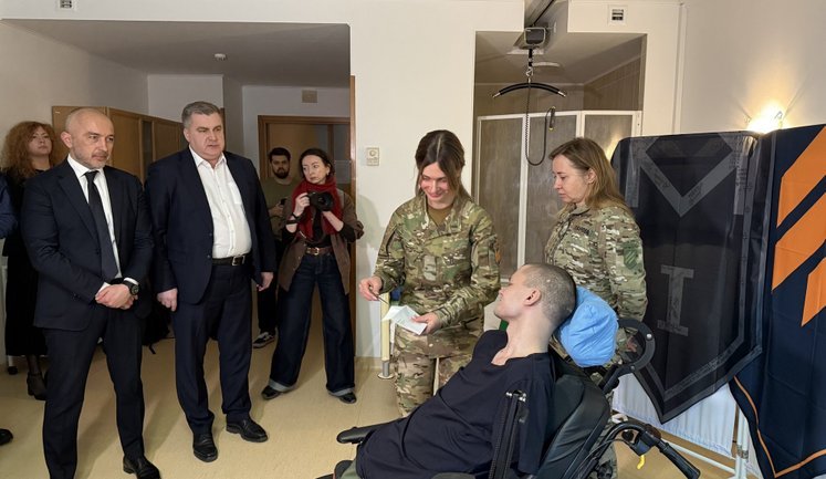 "ПриватБанк" покриє лікування та протезування військового, який не зміг отримати банківську картку