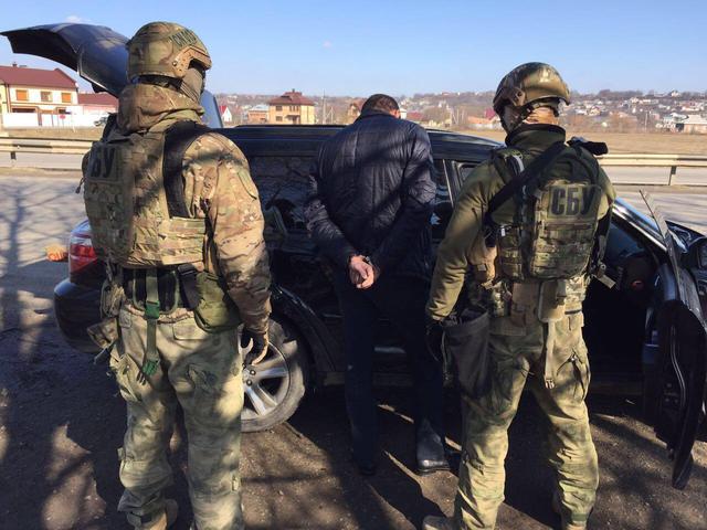 SBU detains group of ATO zone arms traders 04 SBU detains group of ATO zone arms traders 04