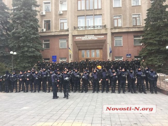 Мітинг за відставку губернатора Савченка в Миколаєві: будівлю облради охороняють сотні силовиків, азовці пройшли всередину, почалися сутички 01
