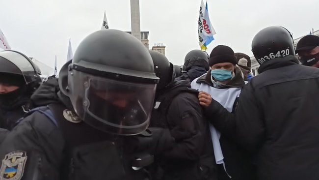 ФОПы попытались установить палатки на Майдане Незалежности: между митингующими и правоохранителями произошли стычки 16