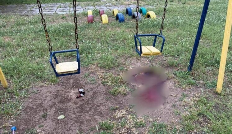 Обстріл дитячого майданчика у Херсоні: одна дитина у вкрай тяжкому стані. ВIДЕО