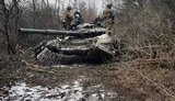 Чергова атака російських військ на Донбасі відбита. Українські воїни знищили та захопили 3 новітні танки Т-72Б3 та 3 БМП-2, - Бутусов. ФОТОрепортаж
