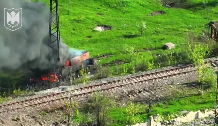 Сили оборони уразили БТР-МД "Ракушка" та броньований тягач БТС-4В противника у Часовому Ярі. ВIДЕО