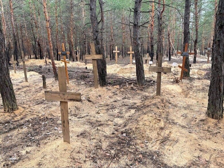 У визволеному Ізюмі виявили масове поховання на 440 тіл, - поліція 04