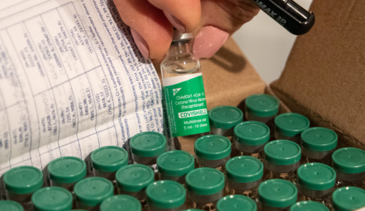 В Україні вирішили змінити схему вакцинації препаратом Covishield, - імунолог Лапій