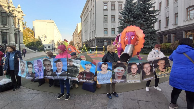 Україно, МИ Є: рідні українських полонених і зниклих без вісті на Донбасі пікетують ОП - матері заявили, що стоятимуть на Банковій 72 години 06 Україно, МИ Є: рідні українських полонених і зниклих без вісті на Донбасі пікетують ОП - матері заявили, що стоятимуть на Банковій 72 години 06