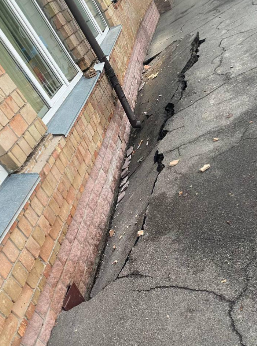 Просідання ґрунту спричинило аварію на будівництві укриття в дитсадку. Поліція Києва відкрила кримінальне провадження 01